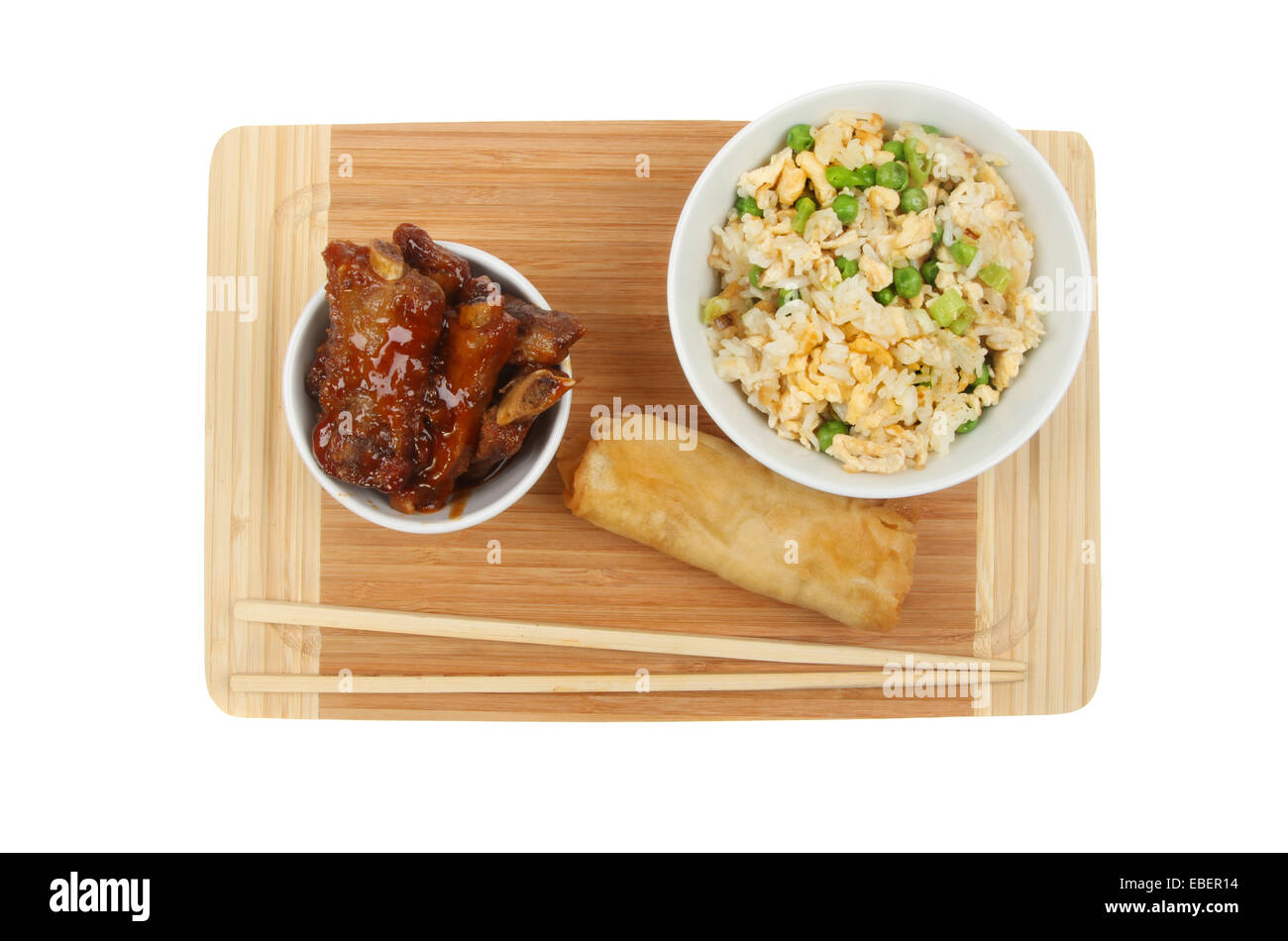 En-cas chinois,spare ribs, crêpes et rouleau de riz frit à l'oeuf avec des baguettes de bambou sur un bord blanc isolé contre Banque D'Images
