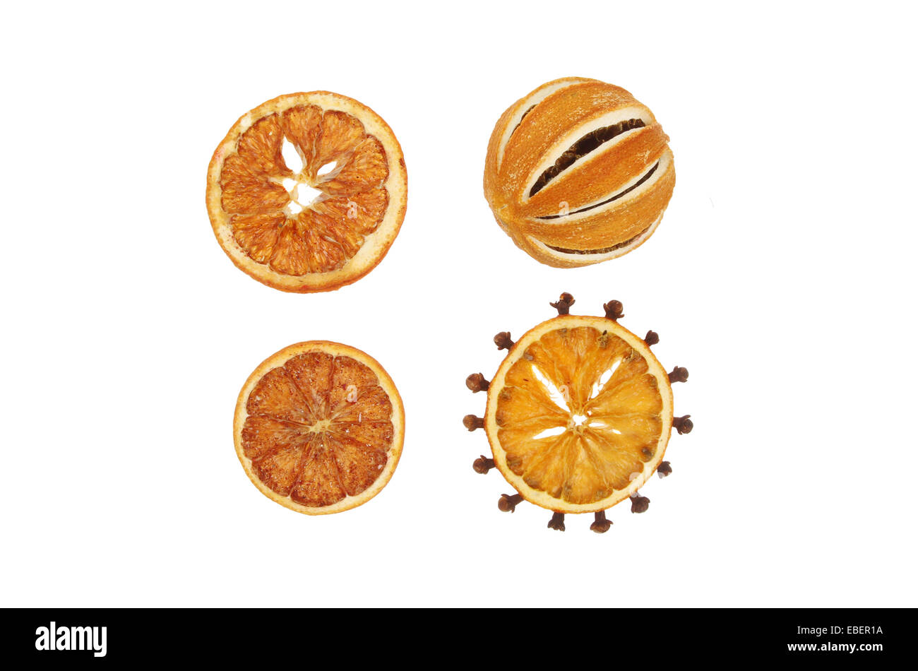 Séché et orange épicé morceaux isolés contre white Banque D'Images