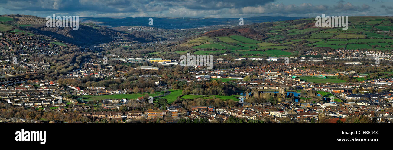 Vue panoramique d'une ville dans la vallée d'une rivière, avec des collines au loin. Banque D'Images