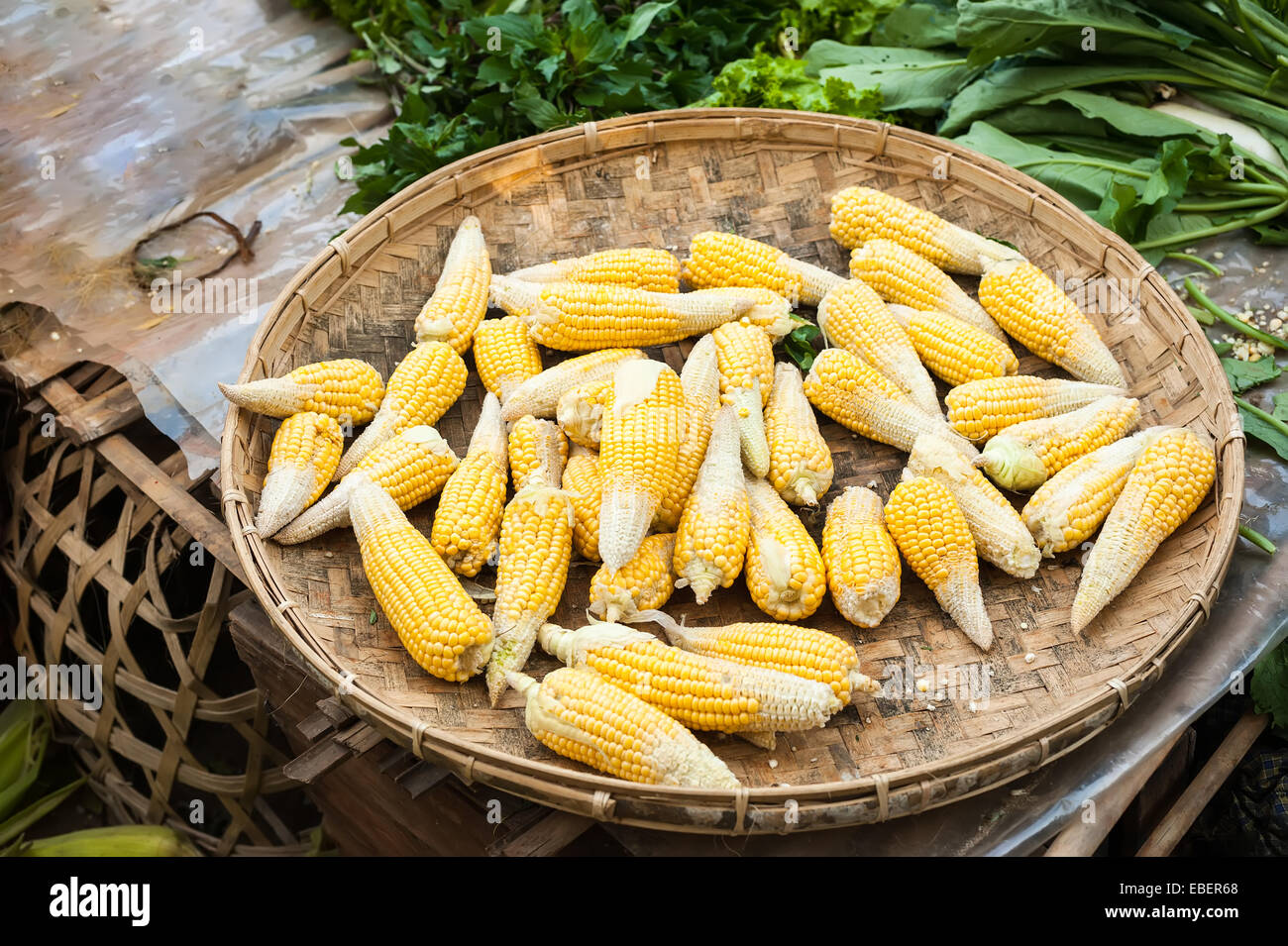 Épis de maïs bio à vendre à l'extérieur du marché asiatique. Arrière-plan de l'alimentation Banque D'Images
