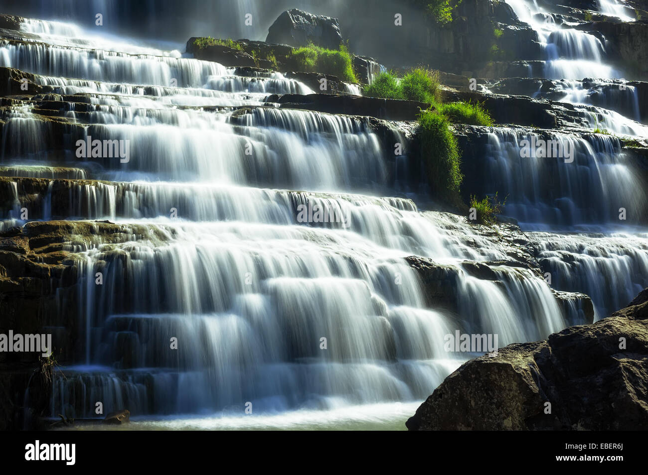 Paysage de forêt tropicale avec cascade Pongour. Da Lat, Viet Nam Banque D'Images