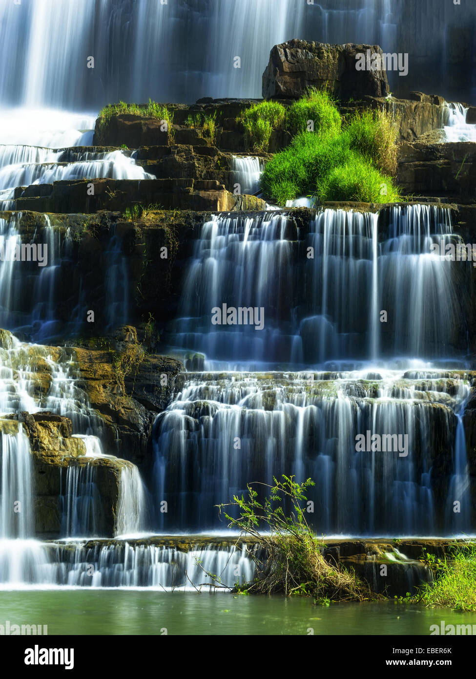 Paysage de forêt tropicale avec cascade Pongour. Da Lat, Viet Nam Banque D'Images Paysage de forêt tropicale avec cascade Pongour. Da Lat, Viet Nam Banque D'Images