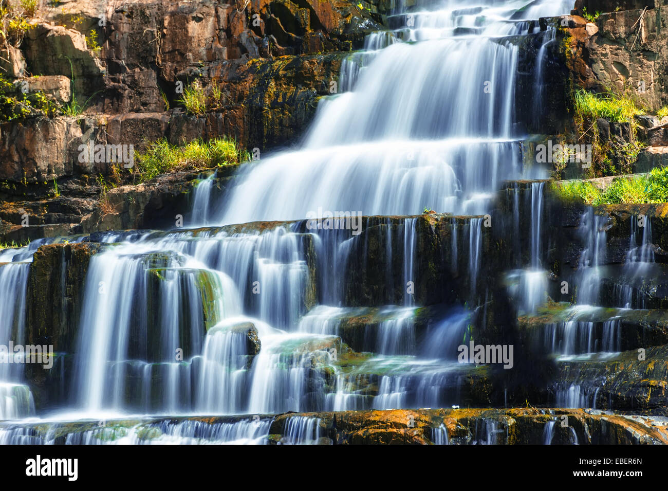 Paysage de forêt tropicale avec cascade Pongour. Da Lat, Viet Nam Banque D'Images Paysage de forêt tropicale avec cascade Pongour. Da Lat, Viet Nam Banque D'Images