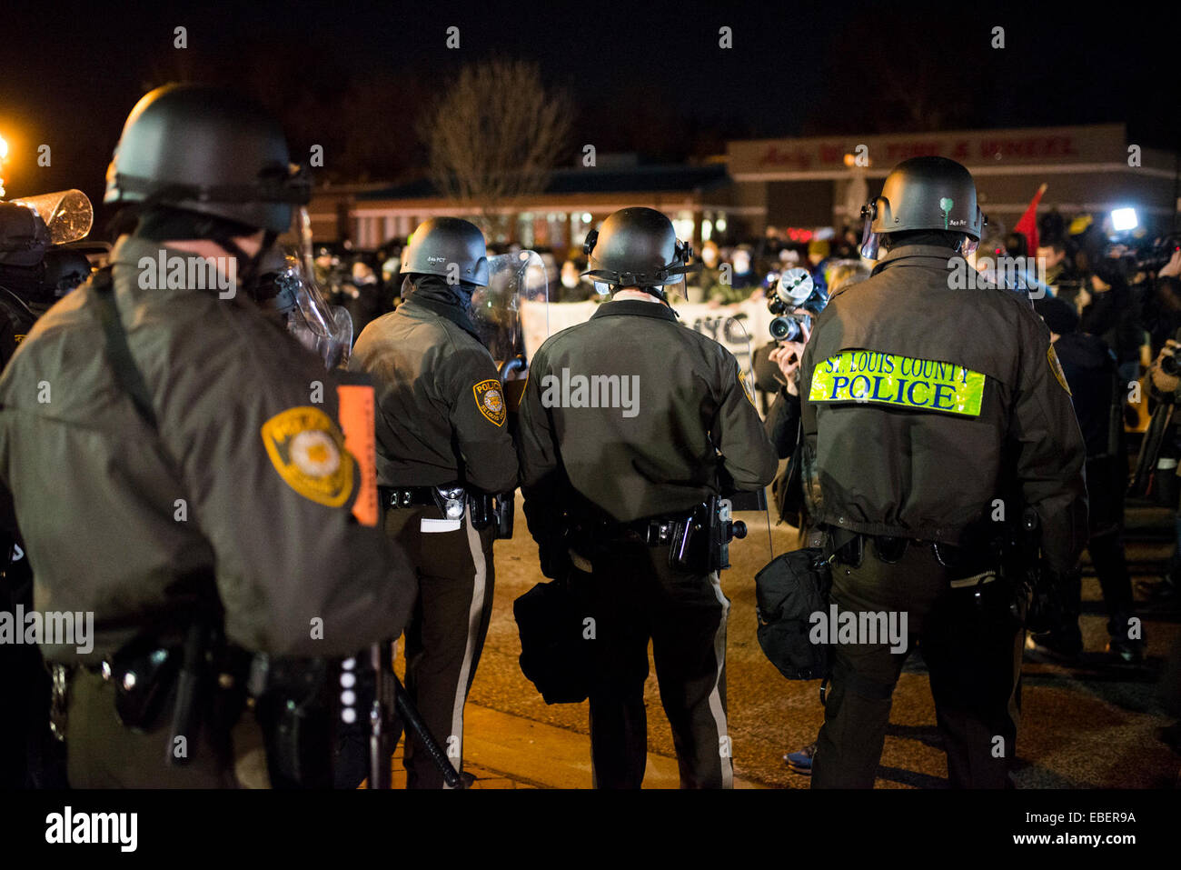 Ferguson, Missouri, États-Unis. 28 Nov, 2014. Policiers de l'état de se préparer à la violence potentielle. Un groupe d'anarchistes communistes et affiliés de NYC convergent sur le service de police de Ferguson demande justice pour la mort de Michael Brown de l'adolescence par un agent de police Darren Wilson. © Zach Roberts/ZUMA/ZUMAPRESS.com/Alamy fil Live News Banque D'Images