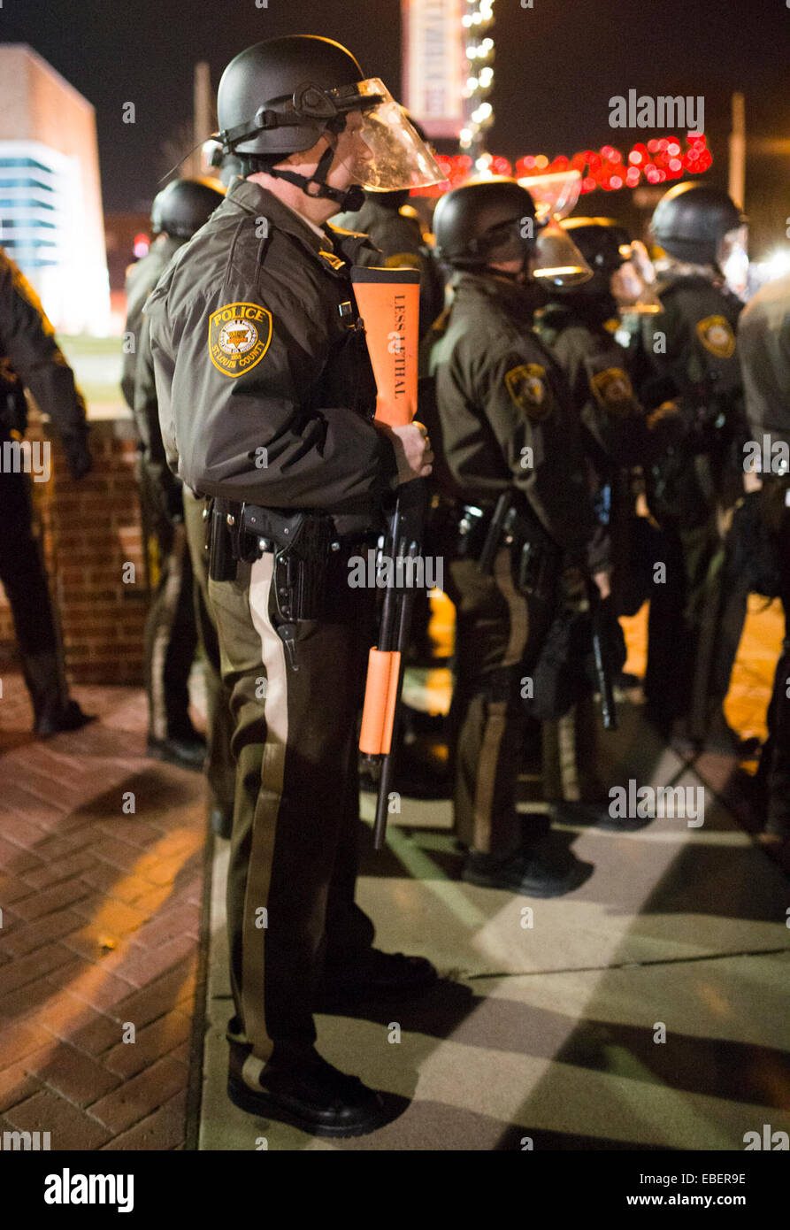 Ferguson, Missouri, États-Unis. 28 Nov, 2014. Policiers de l'état de se préparer à la violence potentielle. Un groupe d'anarchistes communistes et affiliés de NYC convergent sur le service de police de Ferguson demande justice pour la mort de Michael Brown de l'adolescence par un agent de police Darren Wilson. © Zach Roberts/ZUMA/ZUMAPRESS.com/Alamy fil Live News Banque D'Images
