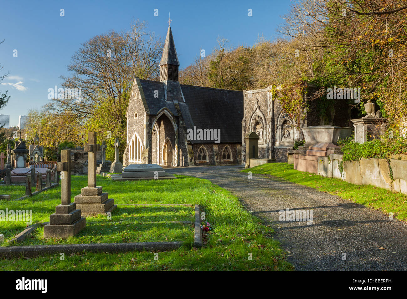 Après-midi ensoleillée d'automne au cimetière d'Arrondissement de Brighton. Banque D'Images