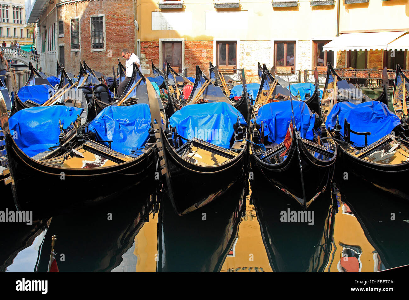 Italie Venise Piazza San Marco de nombreuses gondoles dans le Bacino Orseolo par marques St. Banque D'Images
