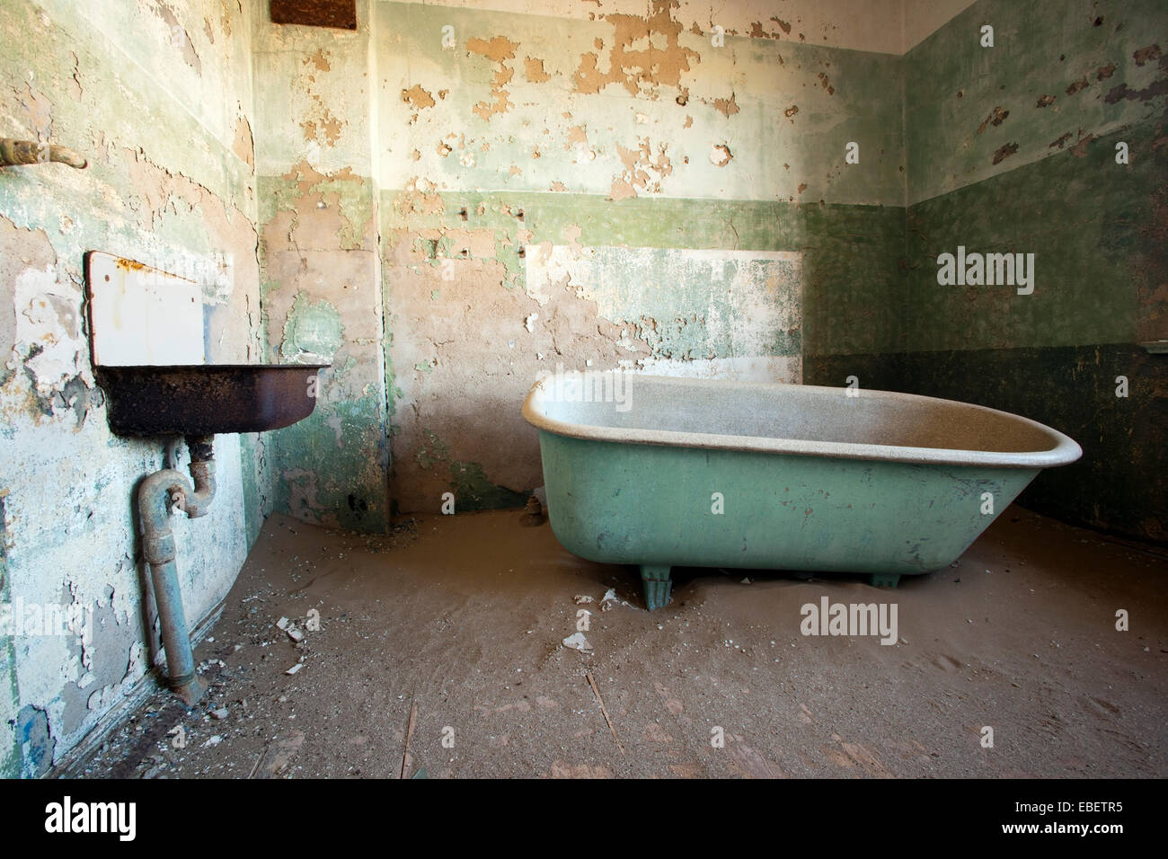 Vieille salle de bains à Kolmanskop Ghost Town - Luderitz, Namibie, Afrique Banque D'Images