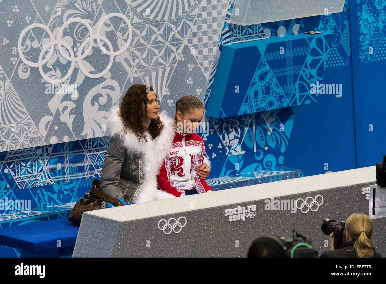 Yulia Lipnitskaya (RUS) et son entraîneur Eteri Tutberidze dans le baiser et pleurer après compétition dans le patinage artistique Banque D'Images