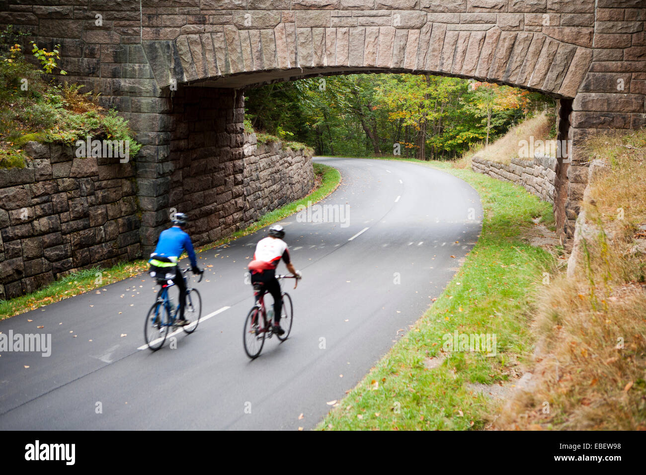 Les cyclistes et pont de pierre - Parc National d'Acadia - Bar Harbor, Maine USA Banque D'Images