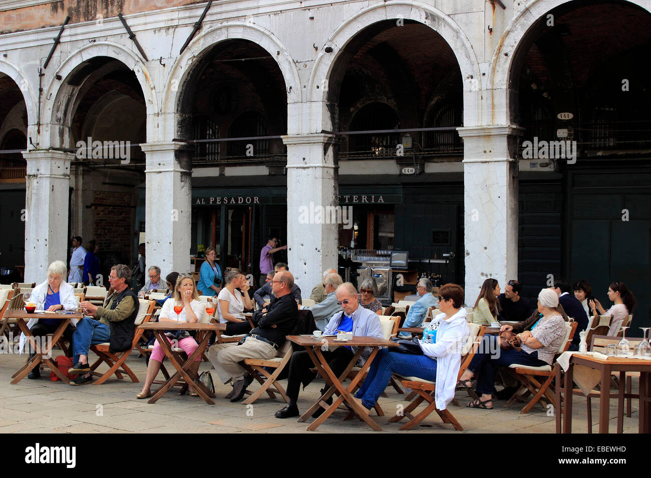 Marché du Rialto Venise Italie touristes dans un café Banque D'Images