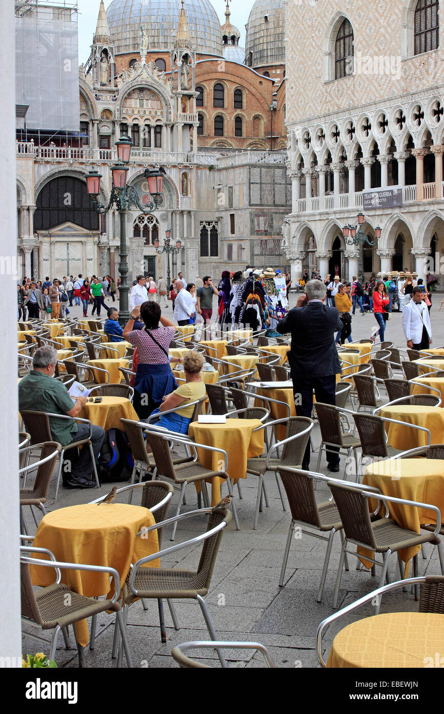 San Marco Venise touristes dans la photographie cafe Banque D'Images