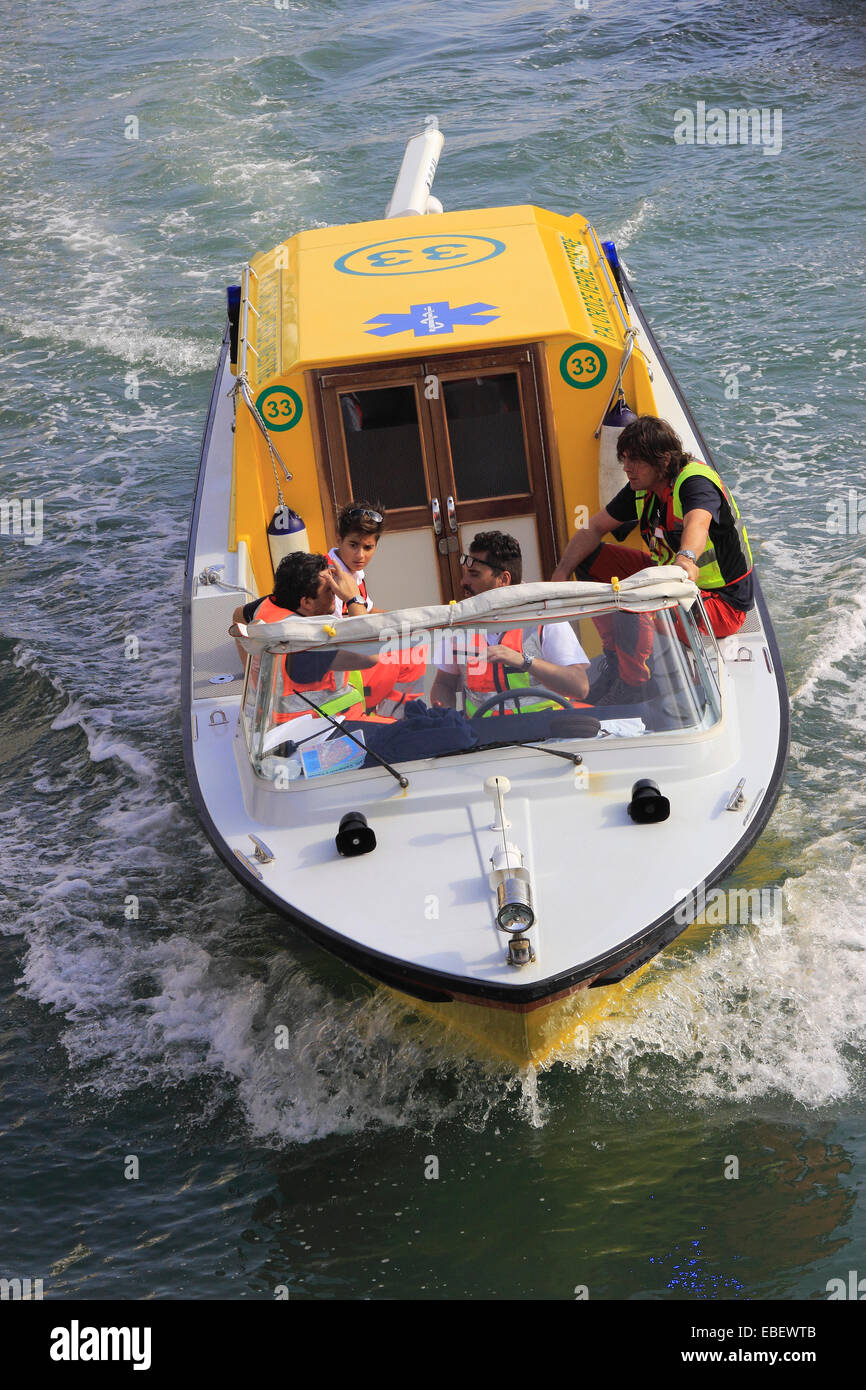Italie Venise Cannaregio et l'équipage d'ambulance sur canal Cannaregio Banque D'Images