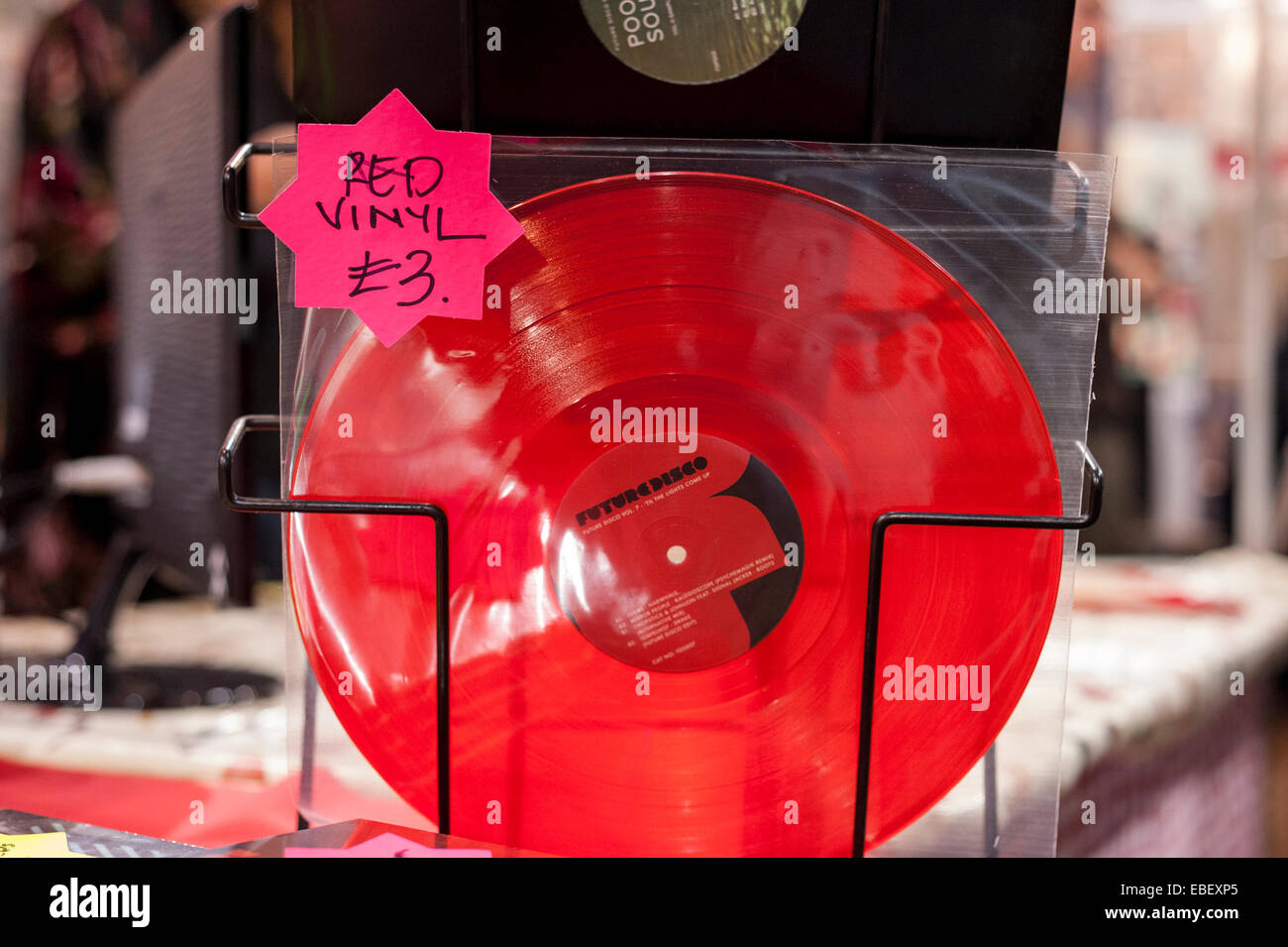 Londres, Royaume-Uni. 29 novembre, 2014. Vinyle de couleur en vente pour les amateurs de musique en vinyle au Vieux Marché de Spitalfields en tant que vendeurs de vinyles ouvrir boutique au marché de l'étiquette indépendante. Crédit : Stephen Chung/Alamy Live News Banque D'Images