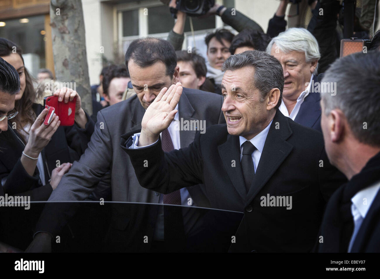 Paris, France. 29 Nov, 2014. L'ancien président français Nicolas Sarkozy jette son bulletin à Paris, France, le 29 novembre, 2014. L'ancien président français Nicolas Sarkozy le samedi a remporté la course à la direction du parti conservateur en crise Union pour un Mouvement Populaire (UMP), une étape cruciale pour course à la présidence en 2017. © Laurent Elienne/Xinhua/Alamy Live News Banque D'Images