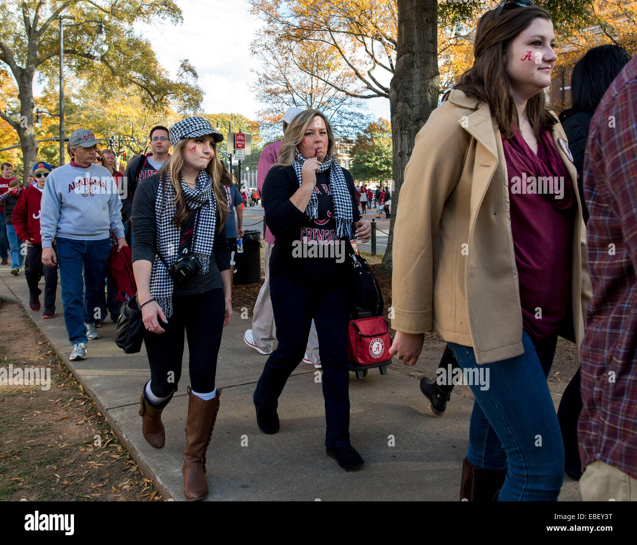 Tuscaloosa, Alabama, USA. 29 Nov, 2014. Fans de marche de Bryant-Denny Stadium, site de la bol de fer 2014 match entre l'Université de l'Alabama et de l'Université d'Auburn. © Brian Cahn/ZUMA/Alamy Fil Live News Banque D'Images