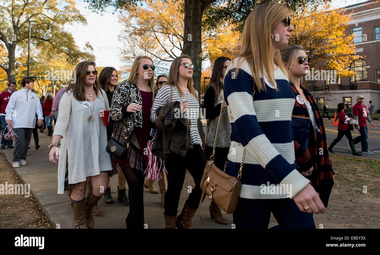 Tuscaloosa, Alabama, USA. 29 Nov, 2014. Fans de marche de Bryant-Denny Stadium, site de la bol de fer 2014 match entre l'Université de l'Alabama et de l'Université d'Auburn. © Brian Cahn/ZUMA/Alamy Fil Live News Banque D'Images