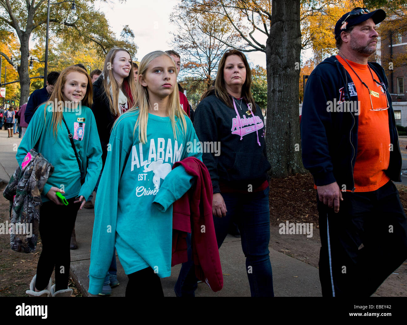 Tuscaloosa, Alabama, USA. 29 Nov, 2014. Fans de marche de Bryant-Denny Stadium, site de la bol de fer 2014 match entre l'Université de l'Alabama et de l'Université d'Auburn. © Brian Cahn/ZUMA/Alamy Fil Live News Banque D'Images