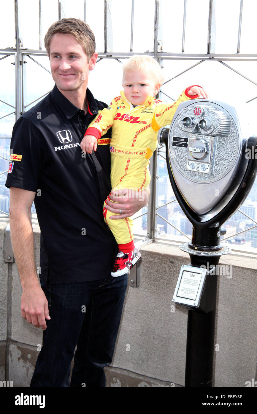 2014 Indianapolis 500 gagnant, Ryan Hunter-Reay à l'Empire State Building avec : Ryan Hunter-Reay,Ryden Hunter-Reay Où : New York City, New York, United States Quand : 27 mai 2014 Banque D'Images