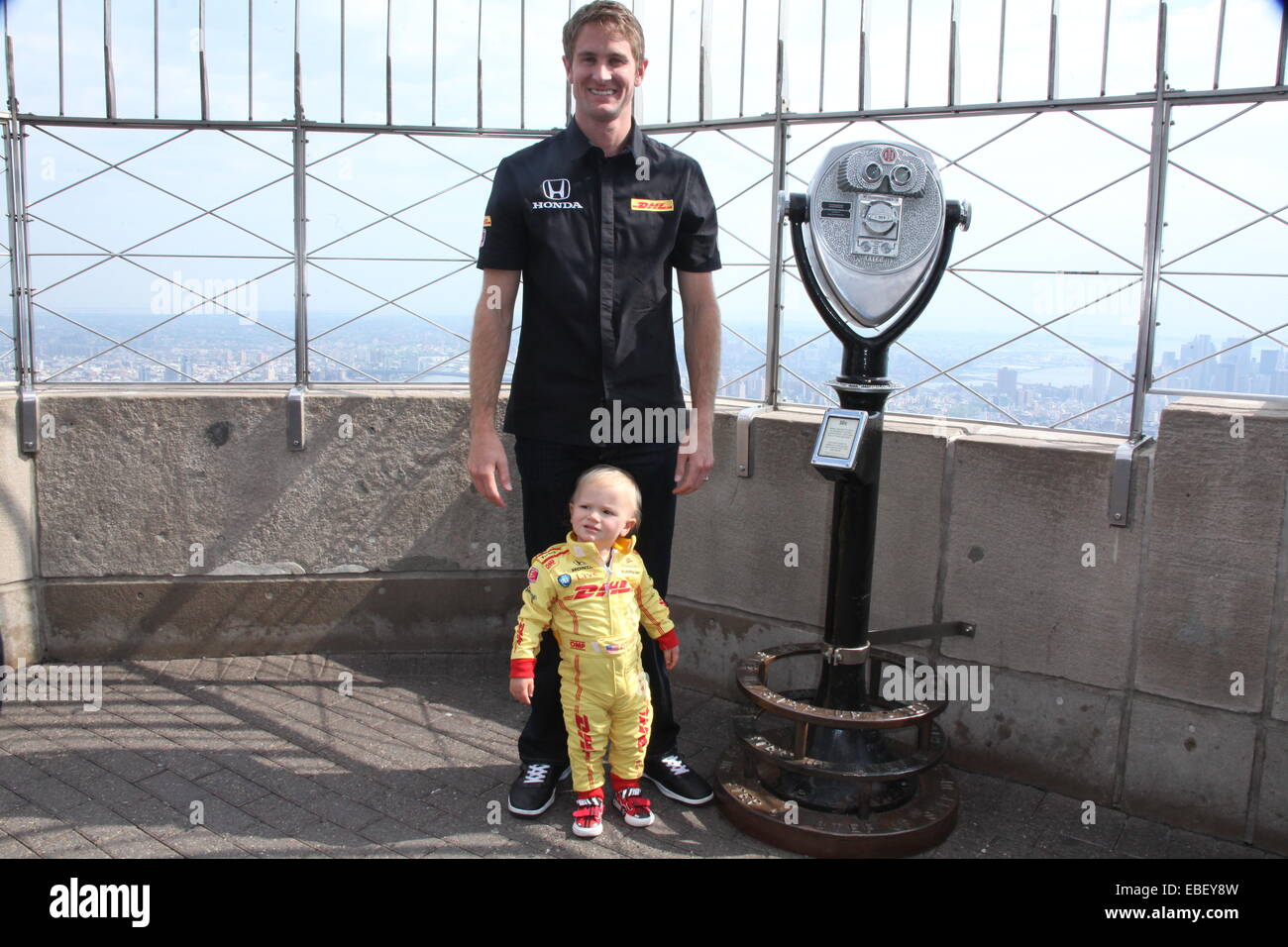 2014 Indianapolis 500 gagnant, Ryan Hunter-Reay à l'Empire State Building avec : Ryan Hunter-Reay,Ryden Hunter-Reay Où : New York City, New York, United States Quand : 27 mai 2014 Banque D'Images