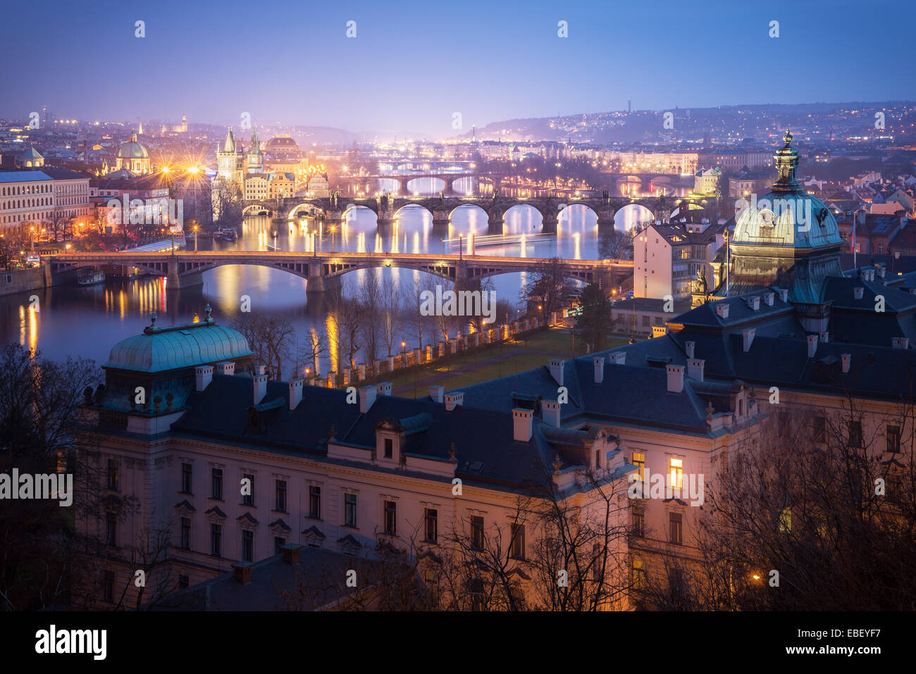 Les ponts de Prague la nuit Banque D'Images