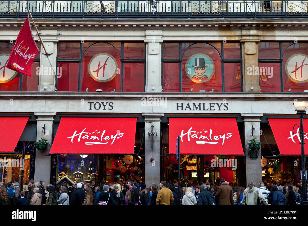 Londres, Royaume-Uni - 29 NOVEMBRE 2014 : la foule de clients passés et d'inondation dans Hamleys Toy Shop sur Regent Street à Londres, le 29 Nov Banque D'Images