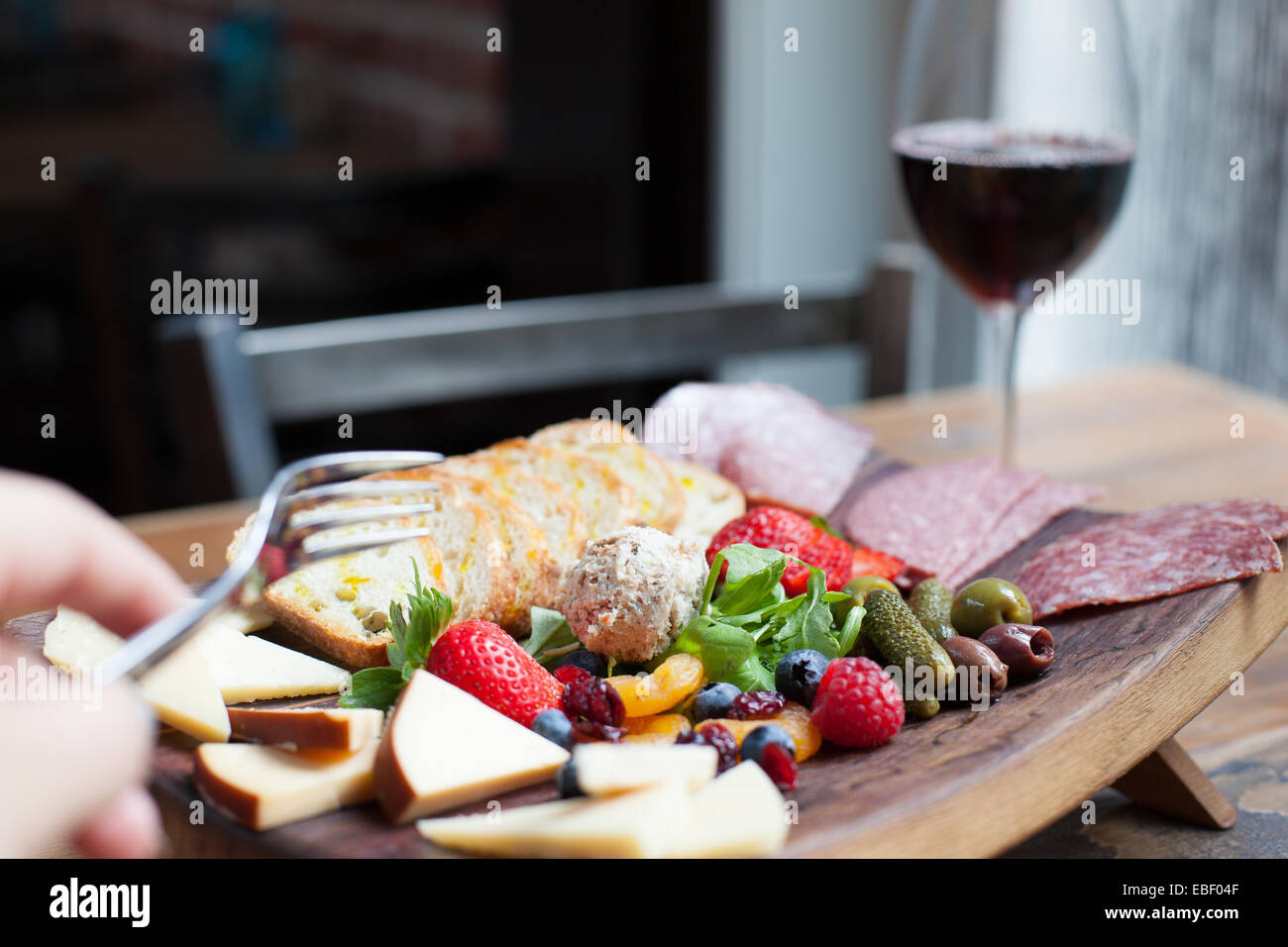 Planche de charcuterie et de vin rouge avec des part Banque D'Images