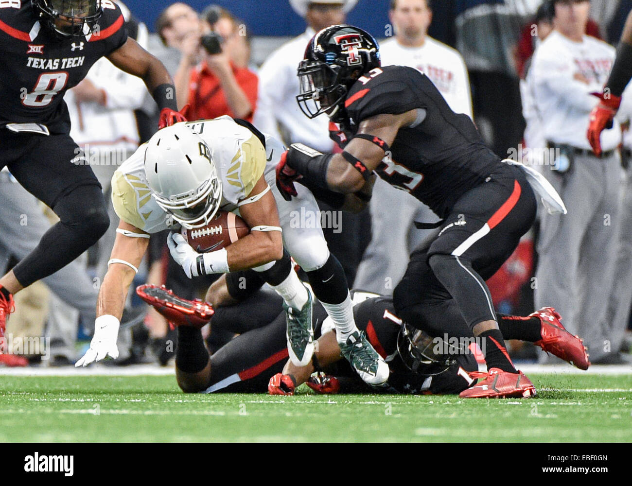 Baylor Bears Devin Chafin running back (28) porte le ballon comme il tombe fort et habitué son bras droit lors d'un match de football entre les NCAA Texas Tech Red Raiders et Baylor Bears Samedi 29 novembre 2014, chez AT&T Stadium à Arlington, au Texas. Baylor remporte 48-46. Banque D'Images