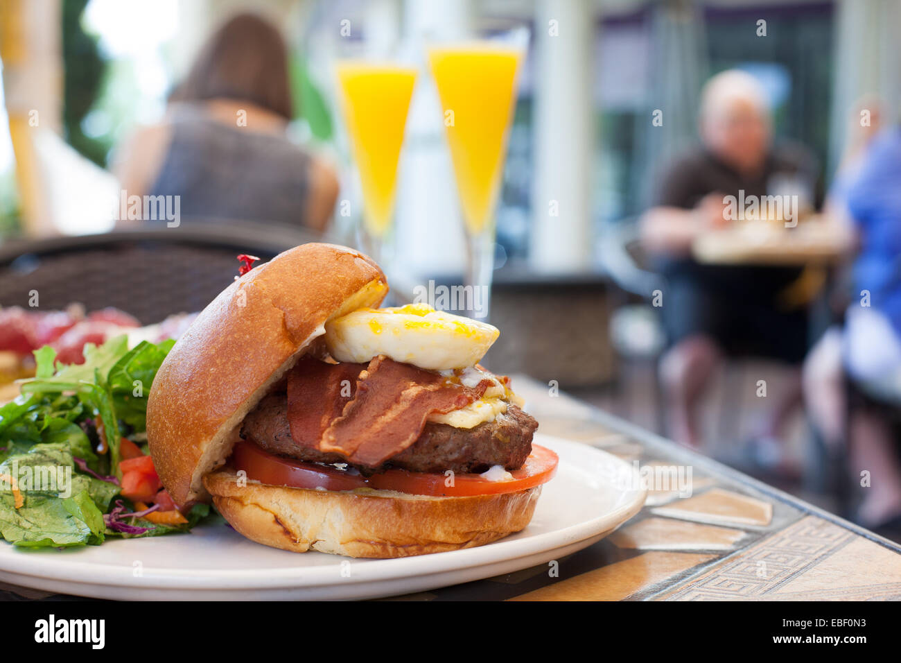 Petit-déjeuner burger avec mimosas Banque D'Images