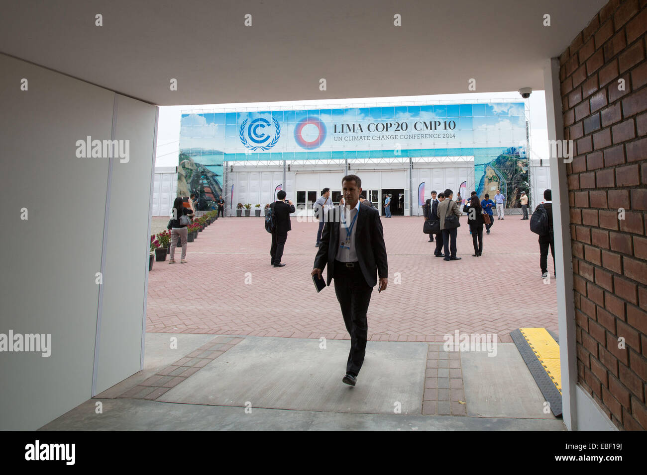 (141129) --LIMA, le 29 novembre 2014 (Xinhua) -- un homme marche à l'extérieur de la salle de réunion de l'ORGANISATION DES NATIONS UNIES COP 20/CMP 10 20e session de la Conférence des Parties et de la 10e session de la Conférence des Parties, agissant comme réunion des Parties au Protocole de Kyoto, à Lima, capitale du Pérou, le 29 novembre 2014. 2014 La Conférence des Nations Unies sur le Changement Climatique qui se tiendra ici à partir du 1er décembre au 12. (Xinhua/Xu Zijian) (cy) Banque D'Images