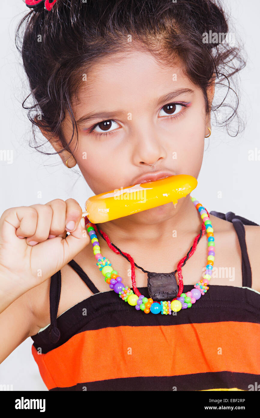 Bel enfant indien Eating Ice Cream Banque D'Images