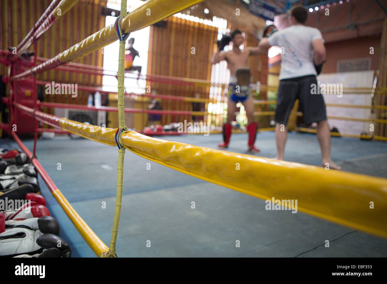 La pratique des étudiants et des enseignants la boxe Muay Thaï, Bangkok, Thaïlande. Banque D'Images