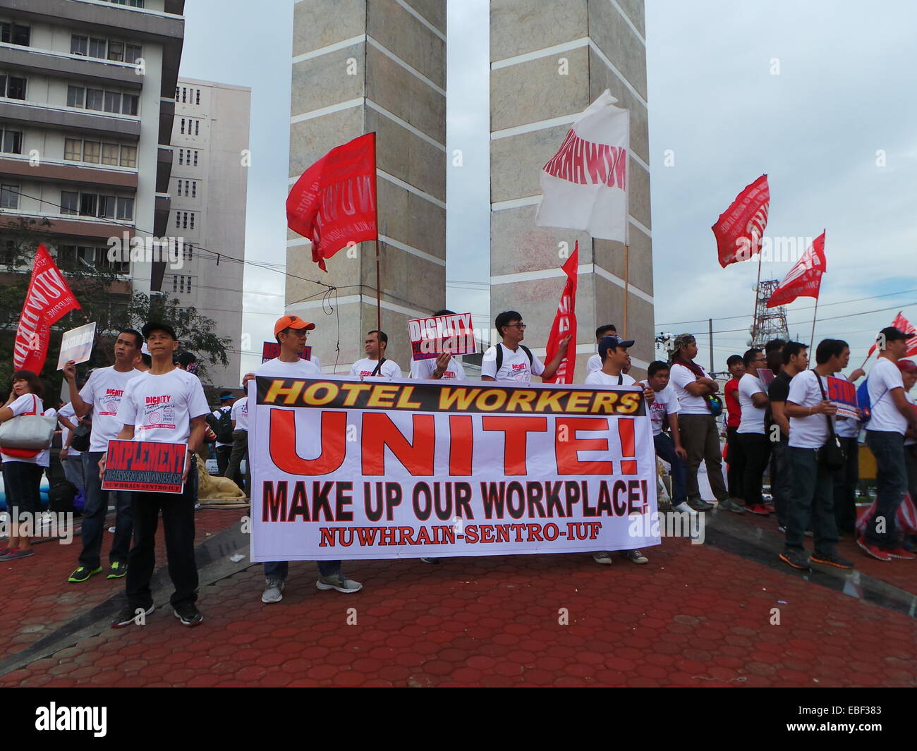 Manille, Philippines. Novembre 30rd, 2014. Les travailleurs de l'hôtel célèbre le 151e anniversaire de Andress Bonifacio, Philippines' classe ouvrière et héros révolutionnaire par le coup d 'international une bonne tenue de route. Ce rallye est une rampe de lancement pour l'étape de la campagne mondiale pour les droits, la dignité et la sécurité au travail de la plupart des femmes de ménage qui sont surmenés, sous-payés, maltraités et emprisonnés dans une interminable statut contractuel. Sherbien Dacalanio : Crédit / Alamy Live News Banque D'Images