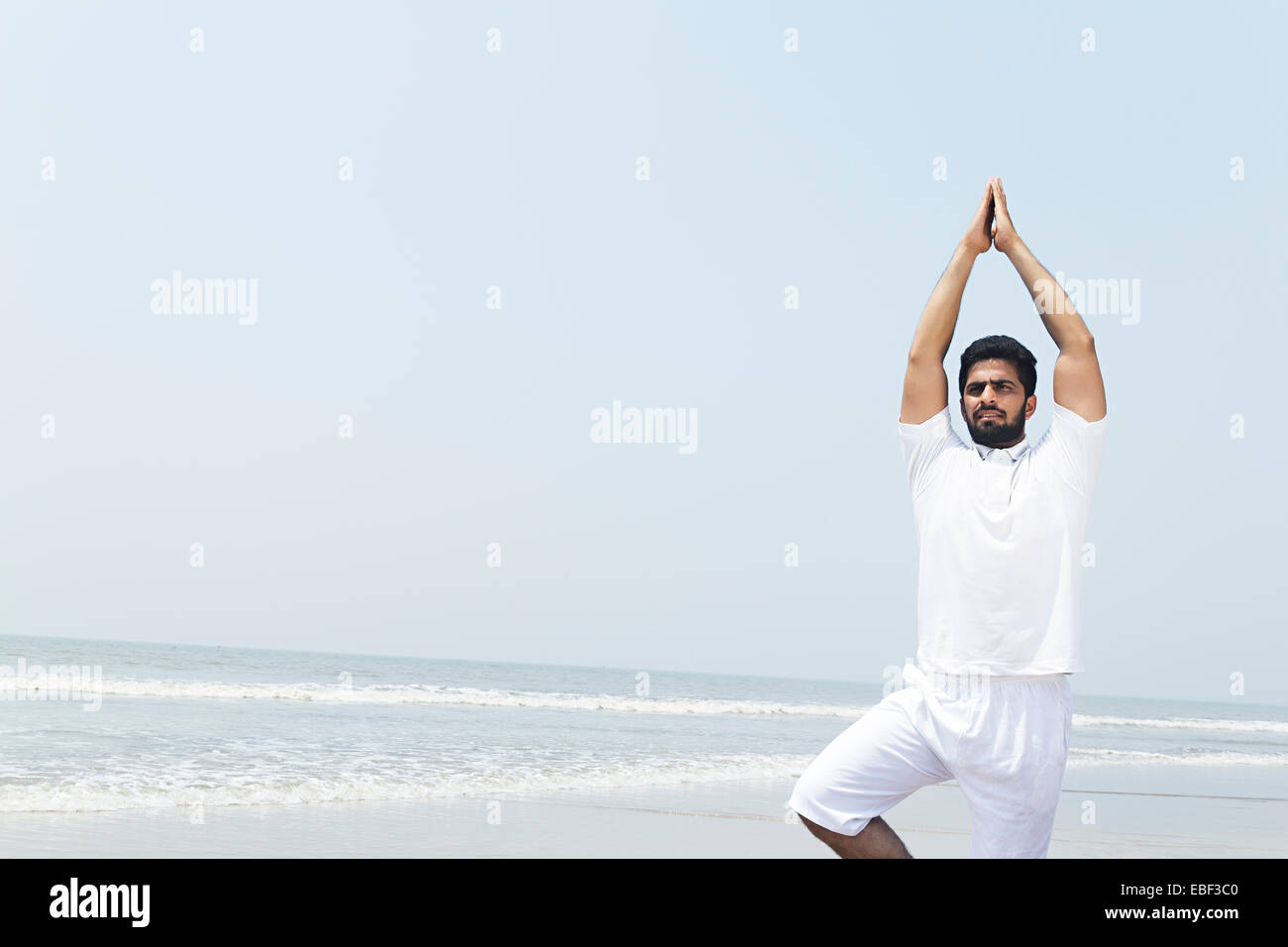 L'homme indien Yoga plage Banque D'Images