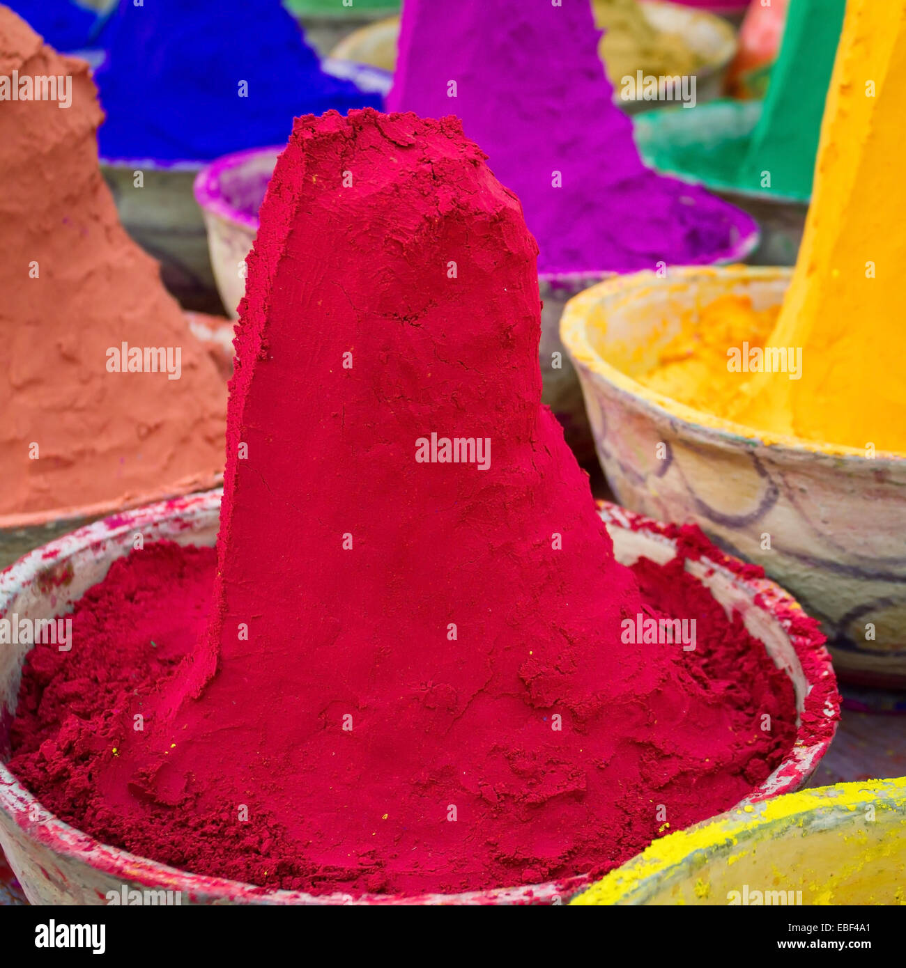 Pieux colorés de teintures en poudre utilisé pour la fête de Holi en Inde Banque D'Images