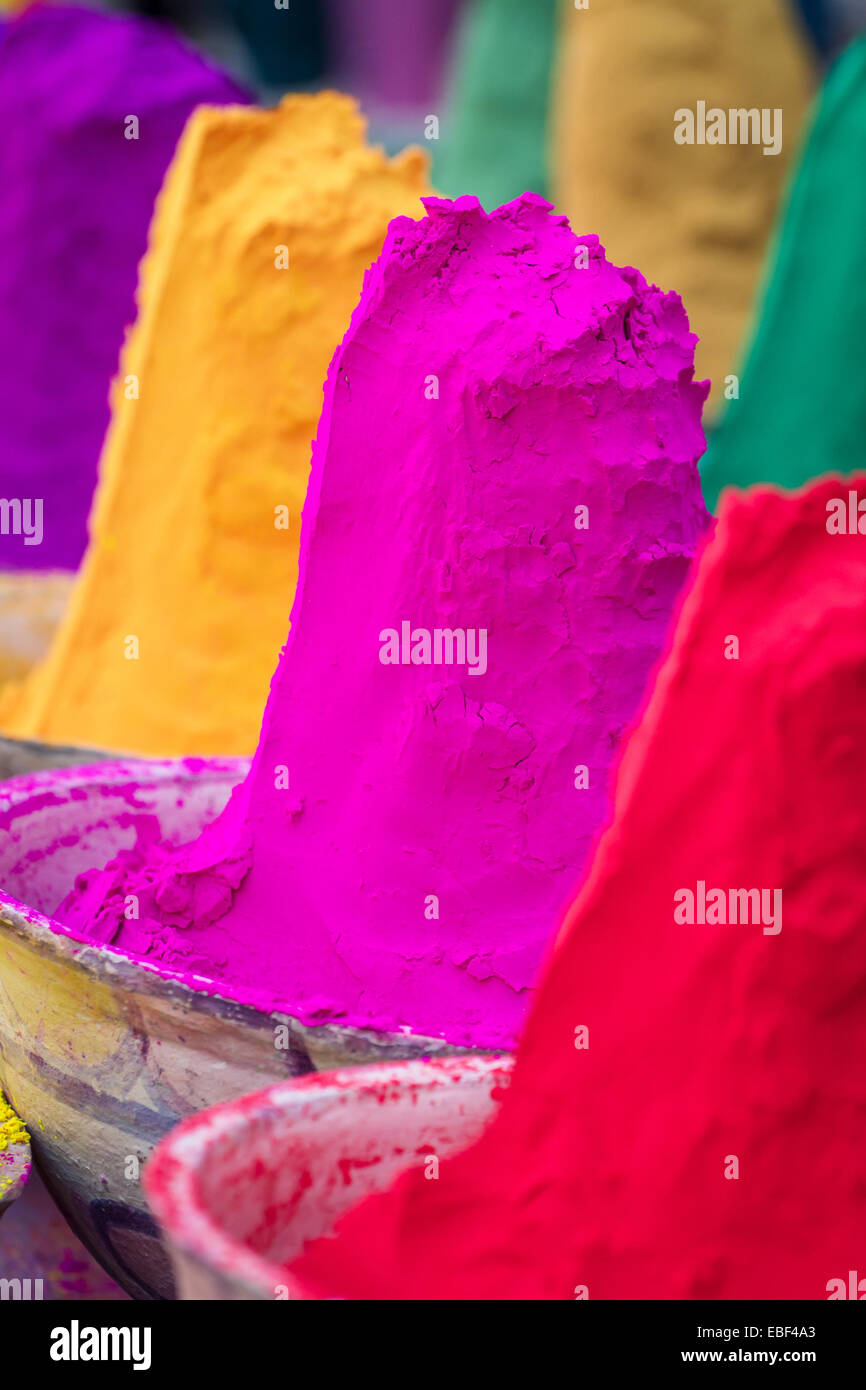 Pieux colorés de teintures en poudre utilisé pour la fête de Holi en Inde Banque D'Images