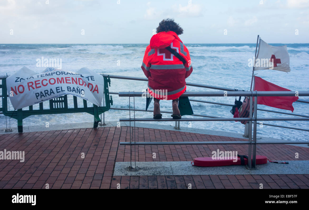 Las Palmas, Gran Canaria, Îles Canaries, Espagne. 29 novembre, 2014. Lifeguard à côté de piscine non recommandé banner veille sur la mer déchaînée sur la plage de Las Canteras à Las Palmas de Gran Canaria un jour où les arbres ont été déracinés, des lignes de transport d'électricité a été abaissée et endommagé des bâtiments que les vents de plus de 100km/h (rafales à 150 km/h par endroits) et une mer difficile ravagé les îles Canaries au cours de la fin de semaine. Credit : ALANDAWSONPHOTOGRAPHY/Alamy Live News Banque D'Images