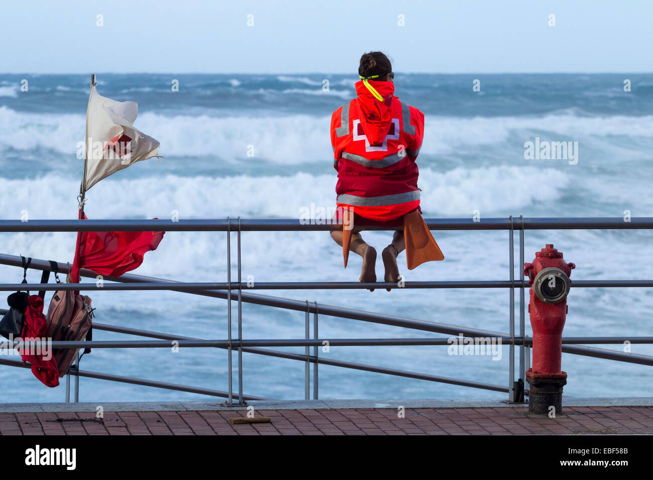 Las Palmas, Gran Canaria, Îles Canaries, Espagne. 29 novembre, 2014. Lifeguard veille sur la mer déchaînée sur la plage de Las Canteras à Las Palmas de Gran Canaria un jour où les arbres ont été déracinés, des lignes de transport d'électricité a été abaissée et endommagé des bâtiments que les vents de plus de 100km/h (rafales à 150 km/h par endroits) et une mer difficile ravagé les îles Canaries au cours de la fin de semaine. Credit : ALANDAWSONPHOTOGRAPHY/Alamy Live News Banque D'Images