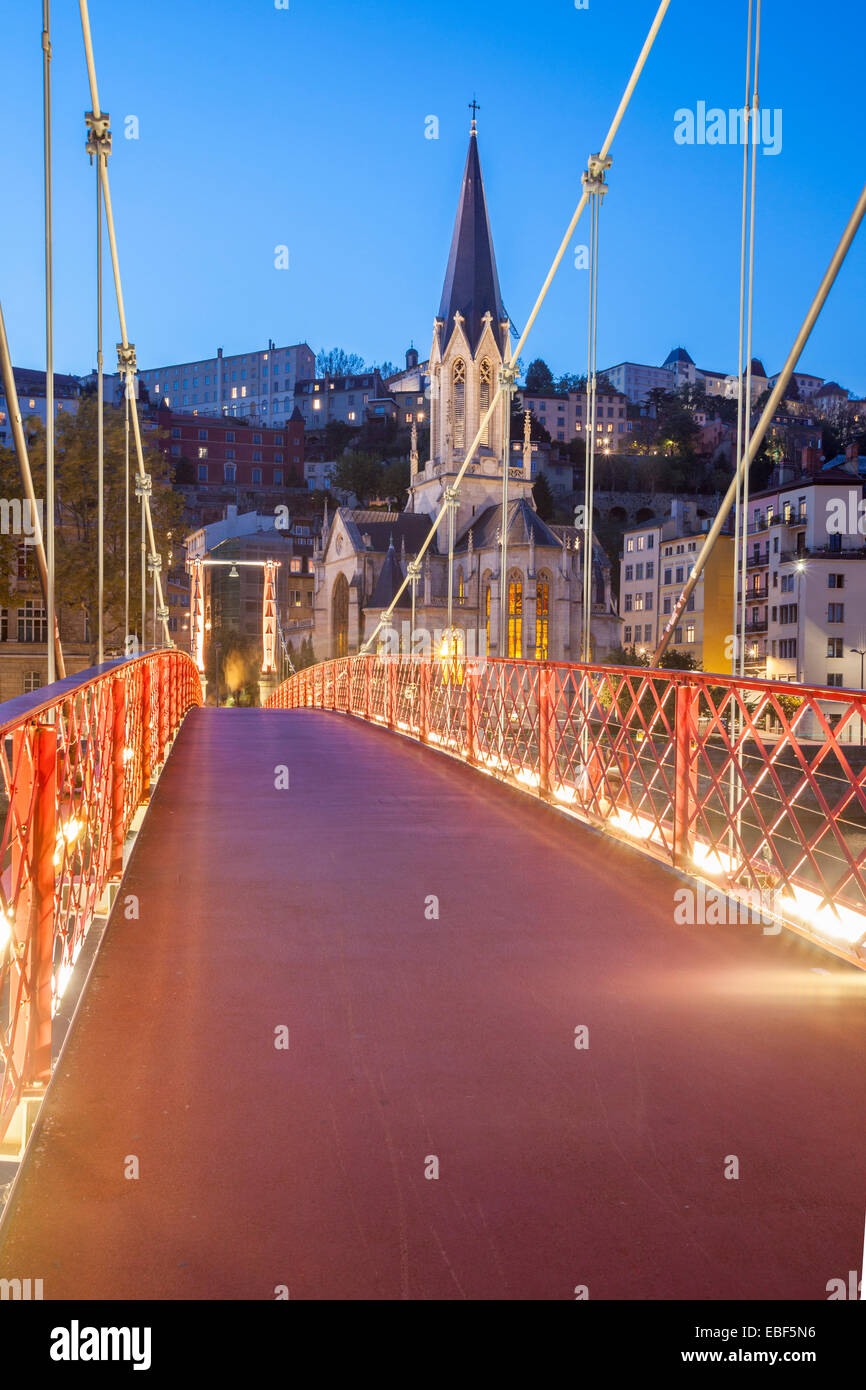 L'église Saint-Georges et la passerelle à Lyon, Rhône, Rhône-Alpes, France Banque D'Images