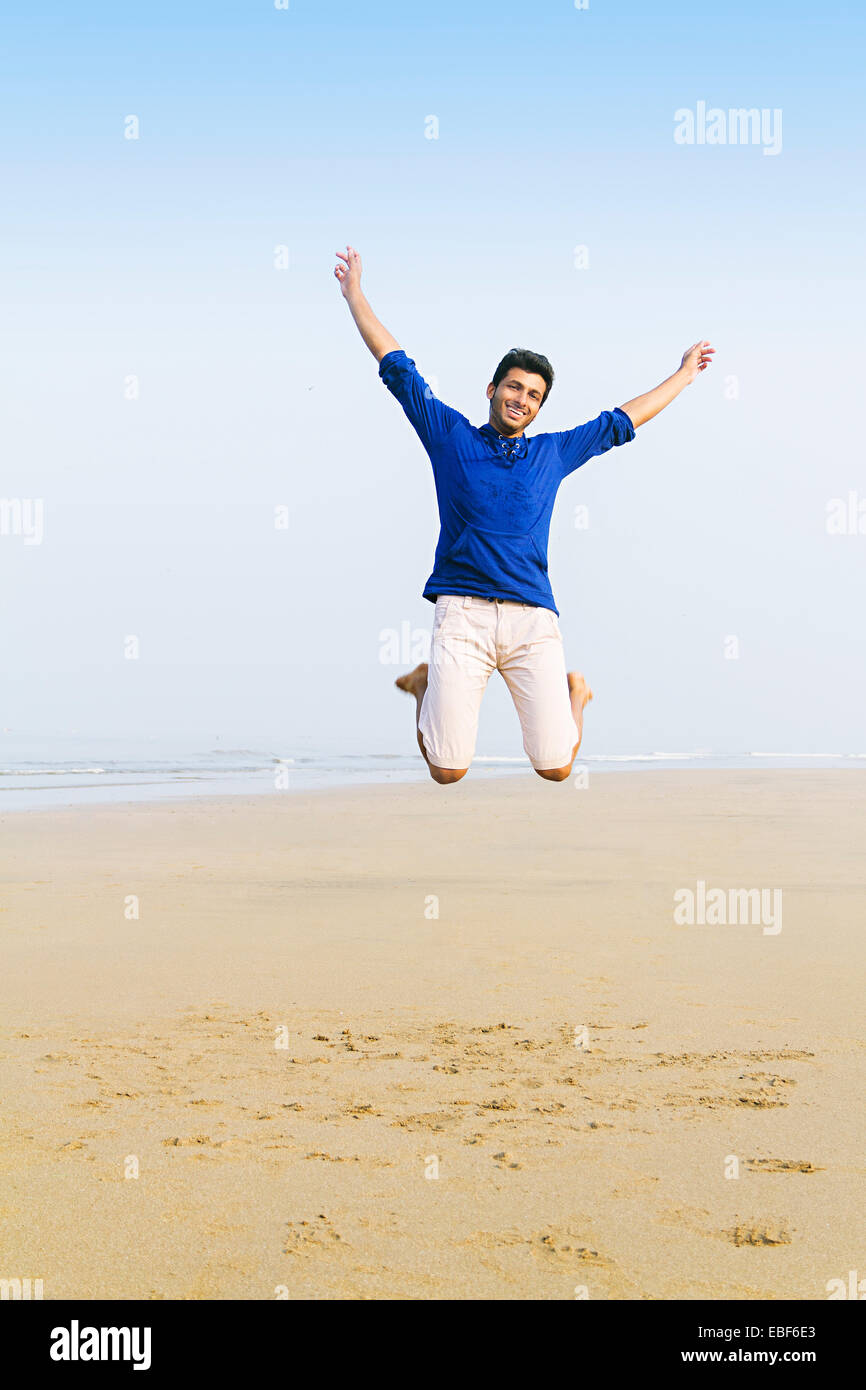 L'homme indien côté mer Jumping Banque D'Images