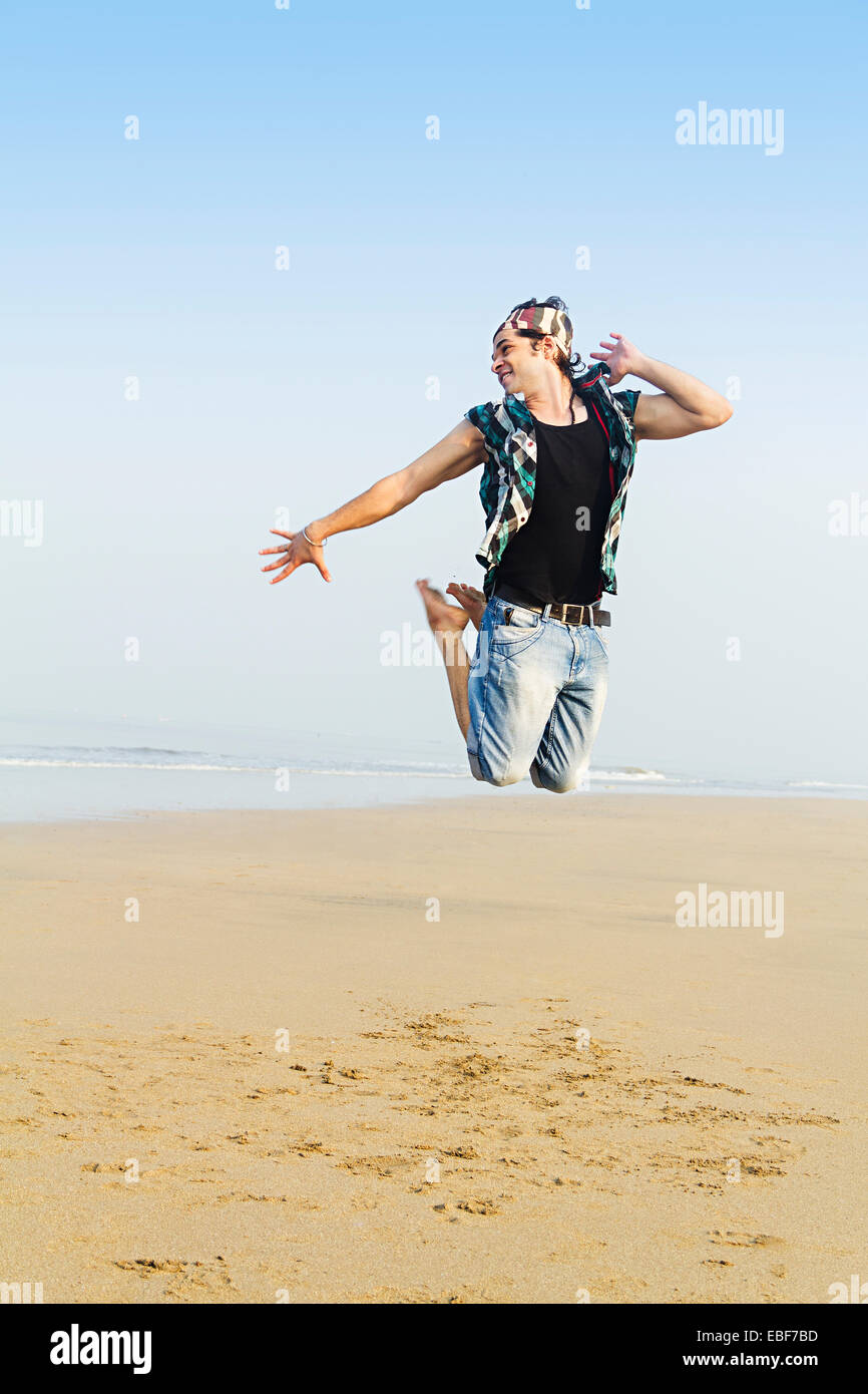 L'homme indien côté mer Jumping Banque D'Images