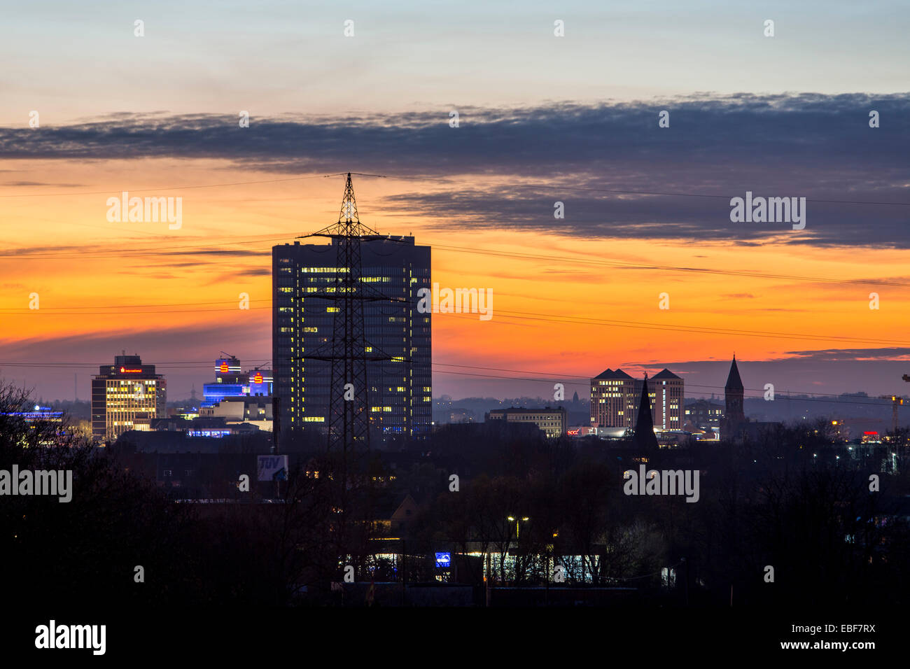 Les toits de la ville d'Essen au coucher du soleil, centre-ville, quartier des affaires, Banque D'Images