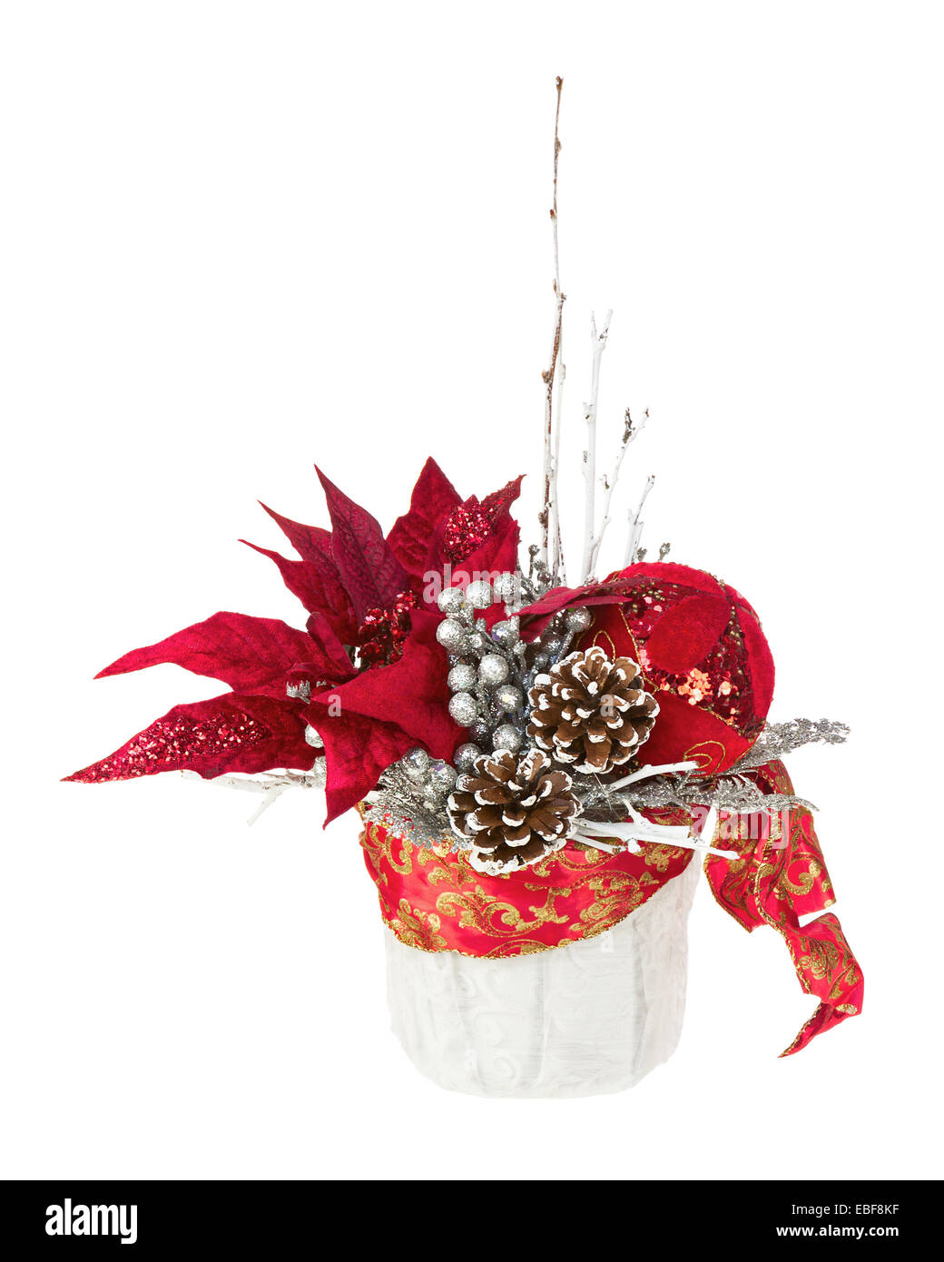 Composition de Noël étoile avec des branches, des pommes de pin, des rubans et des ballons en vase isolé sur fond blanc. Libre. Banque D'Images