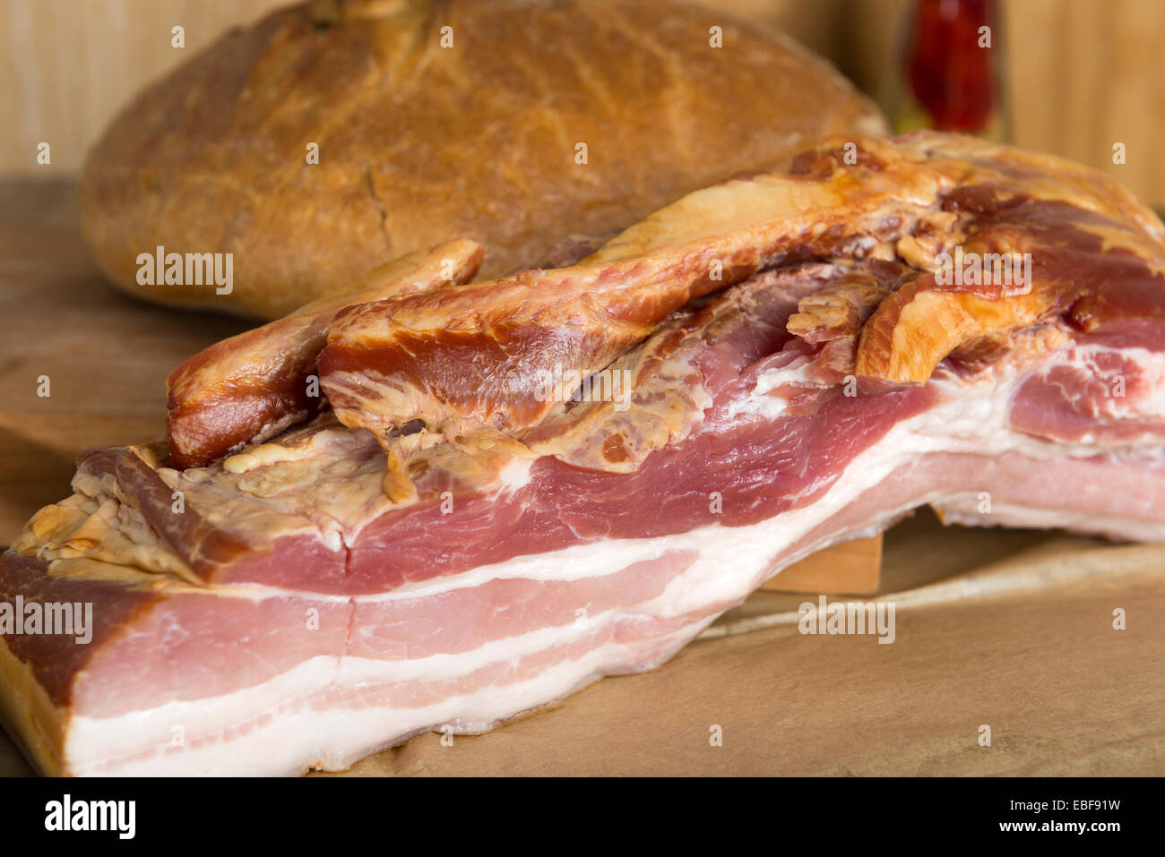 Flanc de porc fumé - bacon, et du pain sur la table Banque D'Images