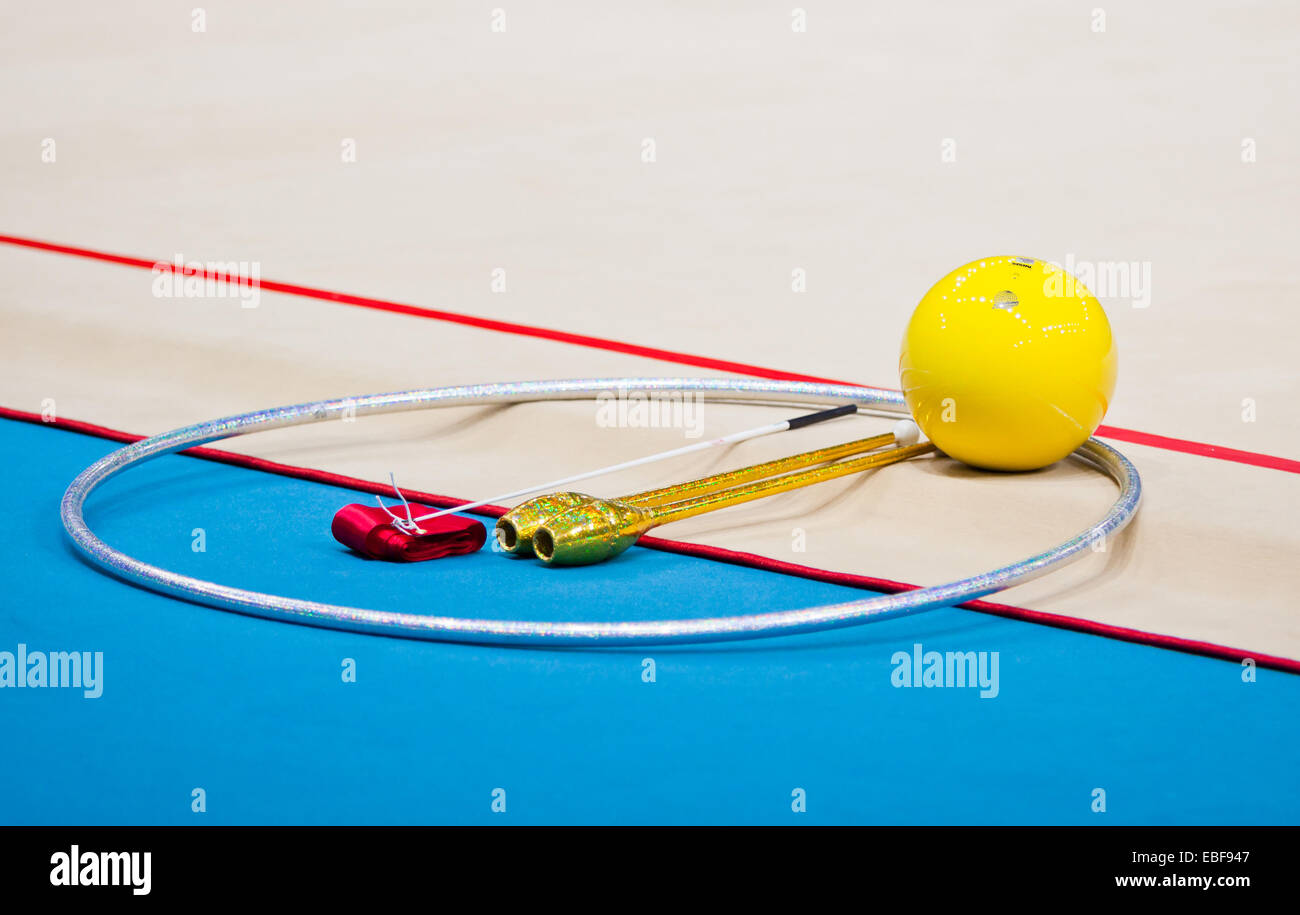 Appareils de gymnastique rythmique de remplacement sur le plancher Banque D'Images