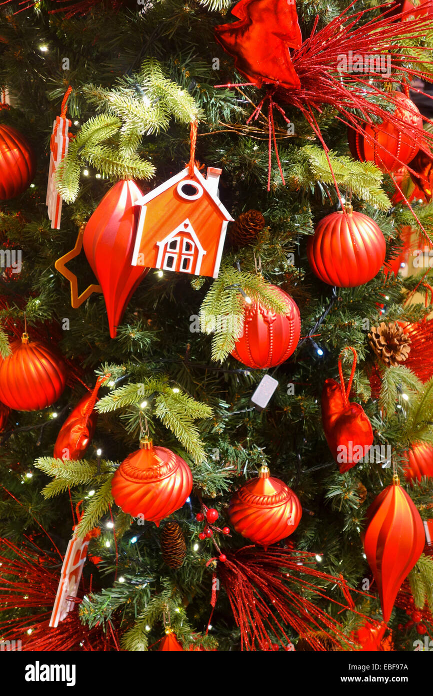 Détail des décorations de Noël sur un arbre boules rouges ball house ornament Banque D'Images