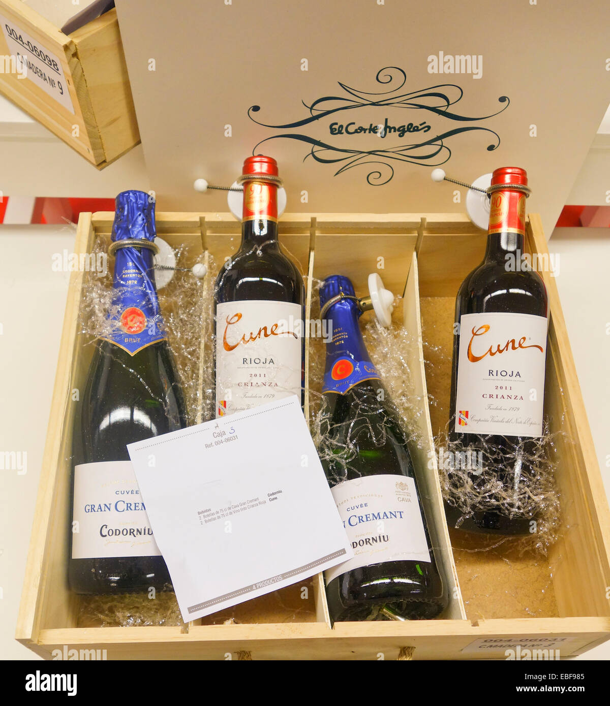 4 bouteilles de vin comme un cadeau d'affaires, dans un coffret en bois de noël. L'Espagne. Banque D'Images