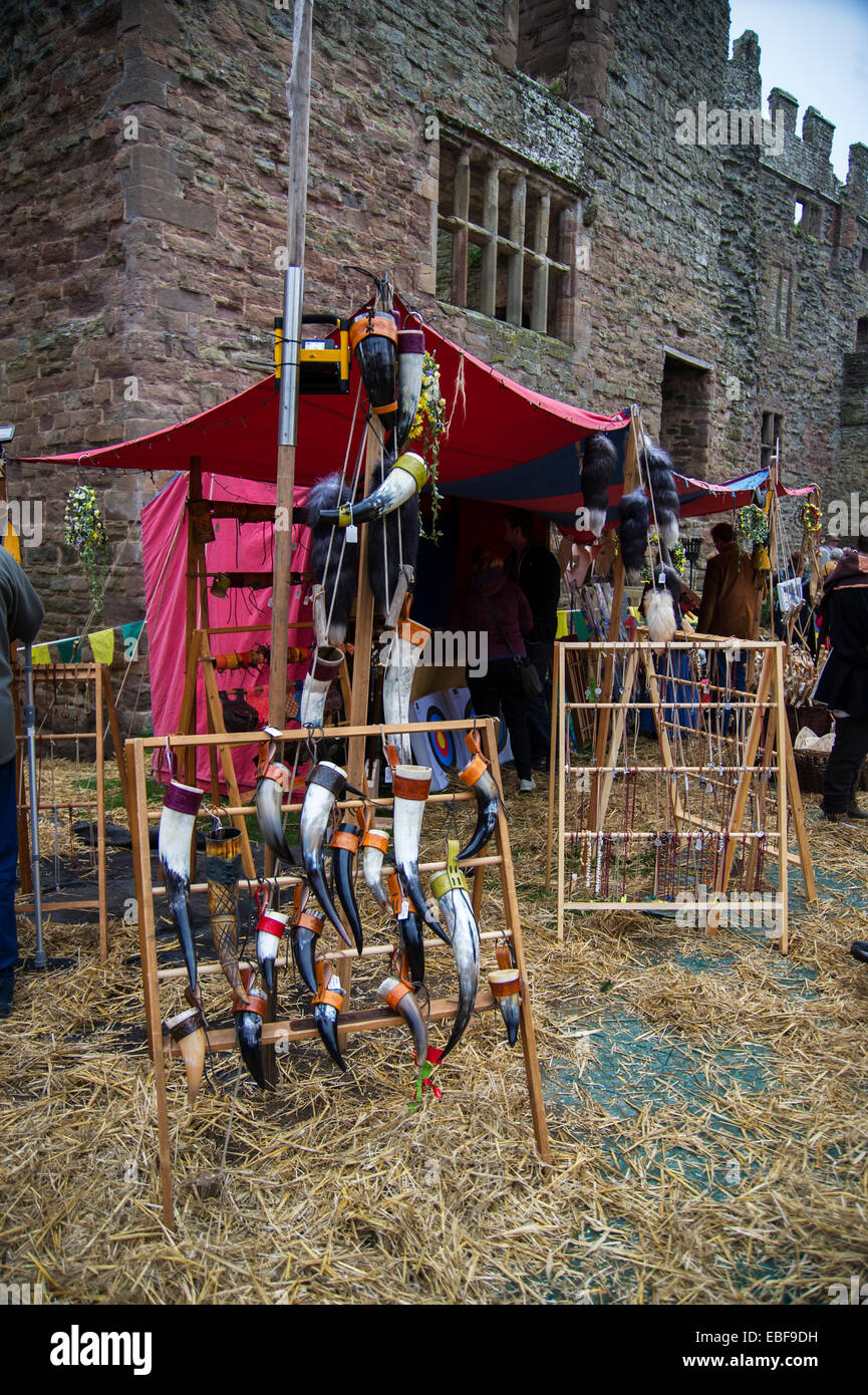 Une échoppe de marché vendre des cornes potable et médiévale dons au Ludlow Castle Noël Nourriture et foire artisanale. Le Shropshire Banque D'Images