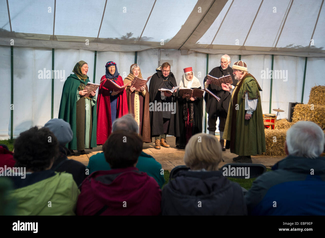 Un choeur habillé en costume médiéval sur scène au Ludlow Castle Noël Nourriture et foire artisanale. Banque D'Images