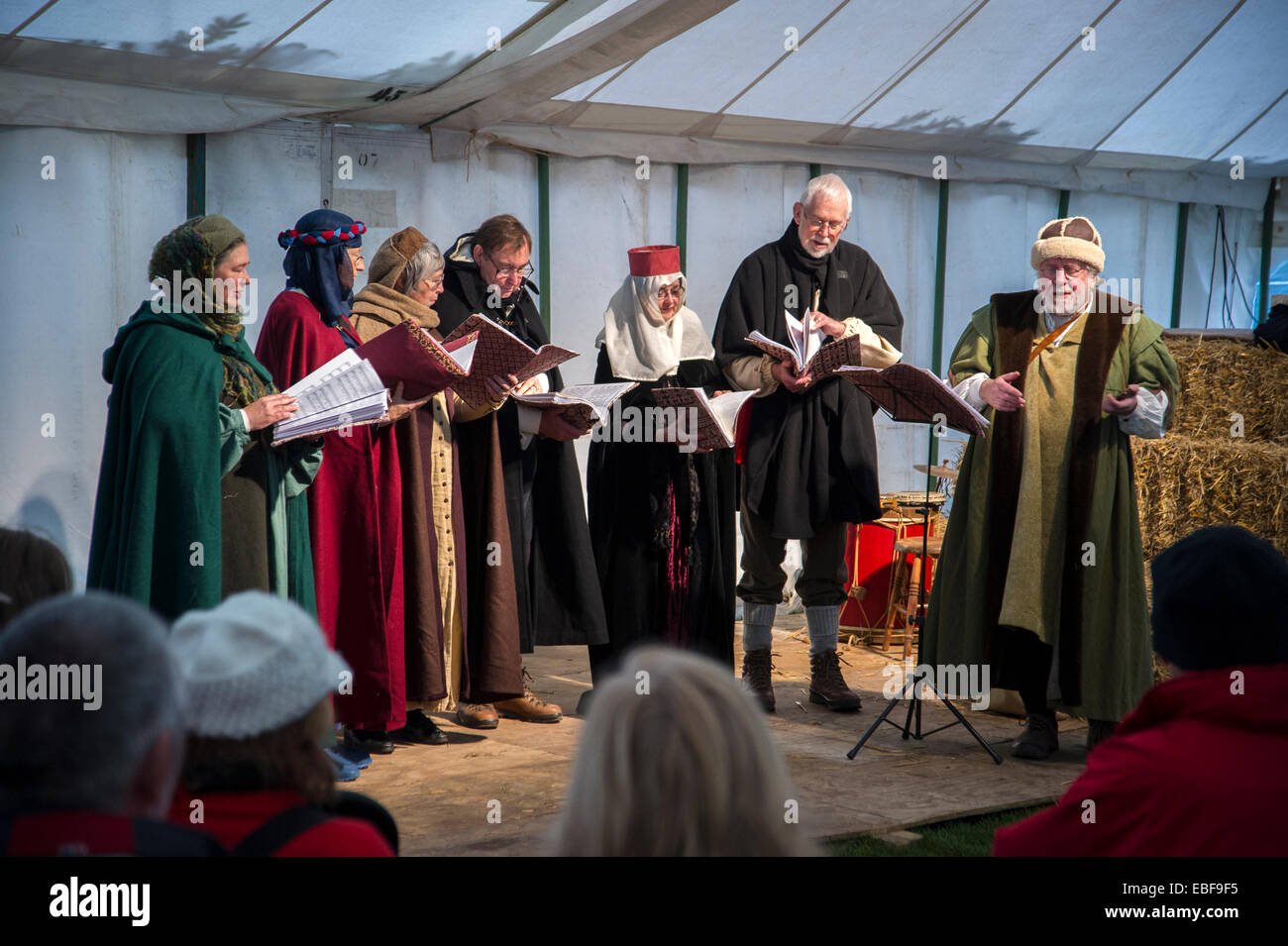 Une chorale sur scène en costume médiéval au château de Ludlow Noël Nourriture et foire artisanale Banque D'Images